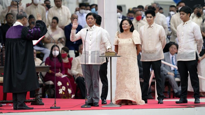 Ferdinand Marcos Jr resmi dilantik sebagai presiden Filipina, Kamis (30/6/2022). Senyum ceria pun mengembang dari bibir putra diktator Filipina Ferdinand Marcos tersebut.