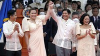 Ferdinand Marcos Jr didampingi wakilnya Sara Duterte kompak mengangkat tangan bersama usai pelantikan.
