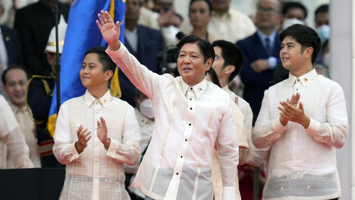 Seyum Ceria Marcos Jr Setelah Resmi Jadi Presiden Filipina Ferdinand Marcos Jr resmi dilantik sebagai presiden Filipina, Kamis (30/6/2022). Senyum ceria pun mengembang dari bibir putra diktator Filipina Ferdinand Marcos tersebut.