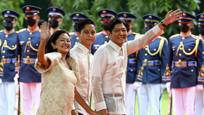 Seyum Ceria Marcos Jr Setelah Resmi Jadi Presiden Filipina Ferdinand Marcos Jr resmi dilantik sebagai presiden Filipina, Kamis (30/6/2022). Senyum ceria pun mengembang dari bibir putra diktator Filipina Ferdinand Marcos tersebut.