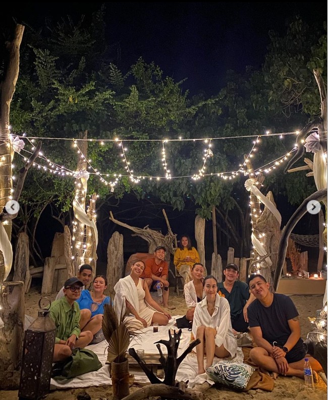 Menghabiskan waktu bersama teman-teman dan orang tercinta membuat Shalom tampak bagitu bahagia. Momen tersebut jadi semakin istimewa dengan kehadiran sang kekasih. Foto: Instagram/@sharazaaa