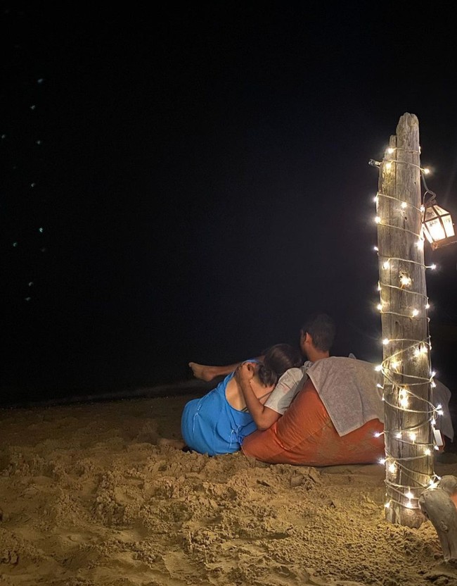 Dalam salah satu foto tampak Shalom menghabiskan waktu berdua dengan kekasihnya, Sulthan Alatas. Difoto dari belakang, keduanya begitu romantis. Sulthan tampak merangkul Shalom dengan mesra. Foto: Instagram/@sharazaaa