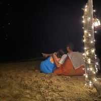 Dalam salah satu foto tampak Shalom menghabiskan waktu berdua dengan kekasihnya, Sulthan Alatas. Difoto dari belakang, keduanya begitu romantis. Sulthan tampak merangkul Shalom dengan mesra. Foto: Instagram/@sharazaaa