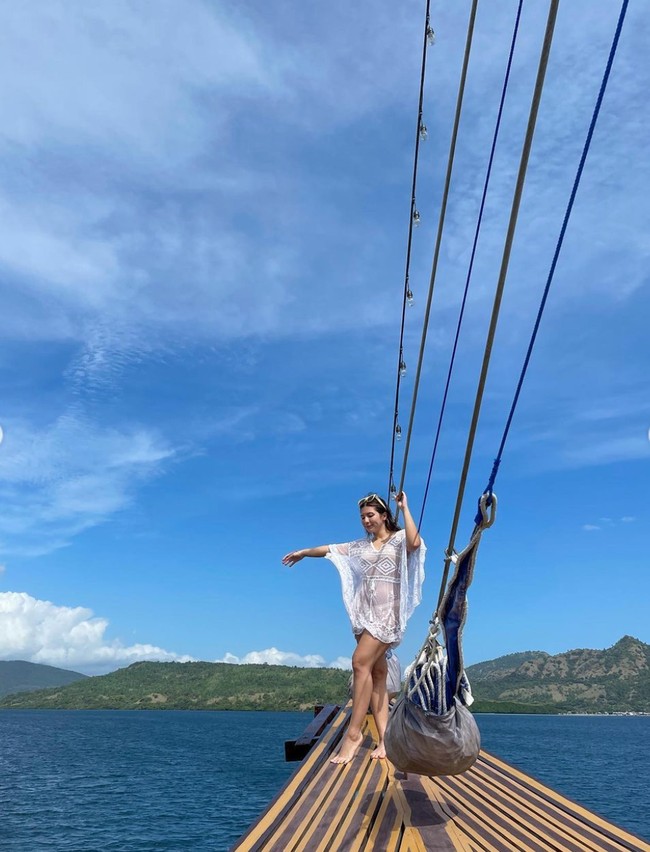 Shalom juga terlihat begitu menikmati perjalanannya ketika menaiki kapal. Tak lupa ia pun berpose dan membagikannya ke Instagram pribadinya. Foto: Instagram/@sharazaaa