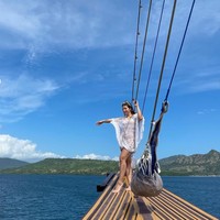 Shalom juga terlihat begitu menikmati perjalanannya ketika menaiki kapal. Tak lupa ia pun berpose dan membagikannya ke Instagram pribadinya. Foto: Instagram/@sharazaaa