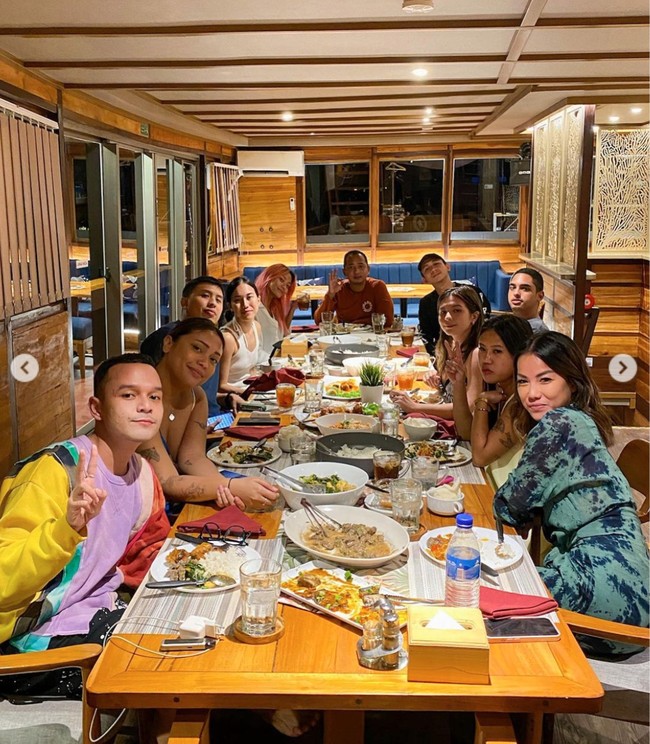 Ketika di kapal Shalom dan para sahabatnya tampak berfoto sesaat sebelum mereka makan bersama. Momen perayaan ulang tahun ke-24 Shalom pun tampak begitu asik dan menyenangkan. Foto: Instagram/@sharazaaa