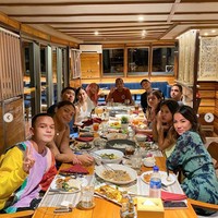 Ketika di kapal Shalom dan para sahabatnya tampak berfoto sesaat sebelum mereka makan bersama. Momen perayaan ulang tahun ke-24 Shalom pun tampak begitu asik dan menyenangkan. Foto: Instagram/@sharazaaa