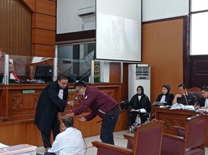 Saksi Ungkap Detik-detik Napoleon Lumuri Tinja M Kace: Baunya Meledak!
