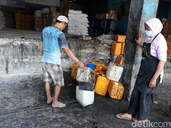 Suasana di salah satu sub distributor minyak goreng curah di Pasar Bantul, Kamis (30/6/2022).