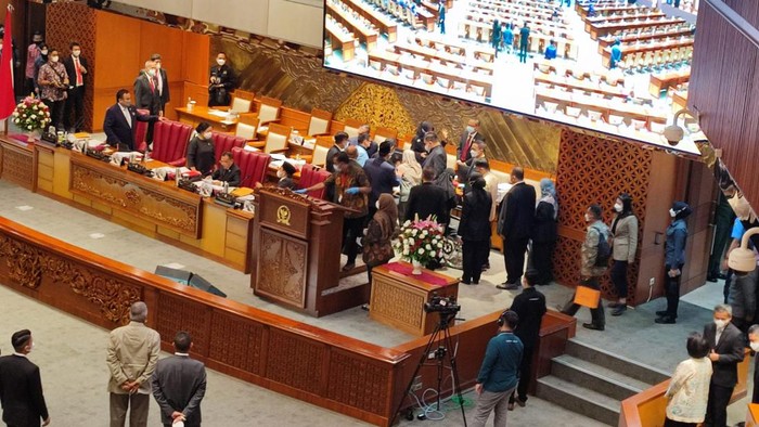 Wakil Ketua Banggar DPR RI Muhidin Mohamad Said ambruk dalam rapat paripurna. Muhidin ambruk usai menyampaikan laporan Banggar DPR terkait RAPBN tahun anggaran 2023.

Rapat paripurna DPR digelar di Gedung Nusantara II Kompleks Parlemen, Senayan, Jakarta, Kamis (30/62022). Rapat paripurna DPR ke-26 masa persidangan V tahun sidang 2021-2022 ini dipimpin Wakil Ketua DPR Sufmi Dasco Ahmad. 37 Anggota DPR hadir fisik dalam rapat tersebut.