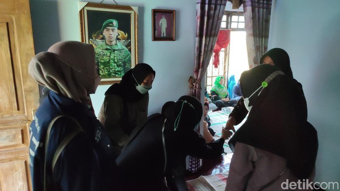 Prada Beryl gugur ditembak Kelompok Kriminal Bersenjata (KKB) yang menyerang Pos TNI di Pegunungan Bintang, Papua. Berikut ini foto-foto rumah duka sebelum jenazah Prada Beryl tiba.