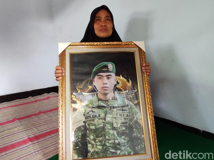 Suasana Rumah Duka Sebelum Jenazah Prada Beryl Tiba Prada Beryl gugur ditembak Kelompok Kriminal Bersenjata (KKB) yang menyerang Pos TNI di Pegunungan Bintang, Papua. Berikut ini foto-foto rumah duka sebelum jenazah Prada Beryl tiba.