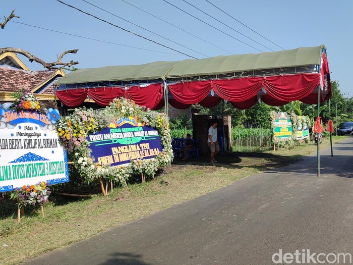Prada Beryl gugur ditembak Kelompok Kriminal Bersenjata (KKB) yang menyerang Pos TNI di Pegunungan Bintang, Papua. Berikut ini foto-foto rumah duka sebelum jenazah Prada Beryl tiba.