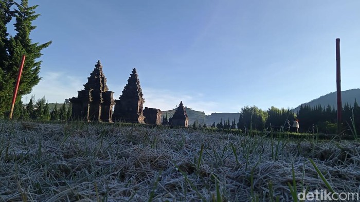 Suhu udara di Dieng pagi ini turun hingga minus 1 derajat Celsius, Kamis (30/6/2022).