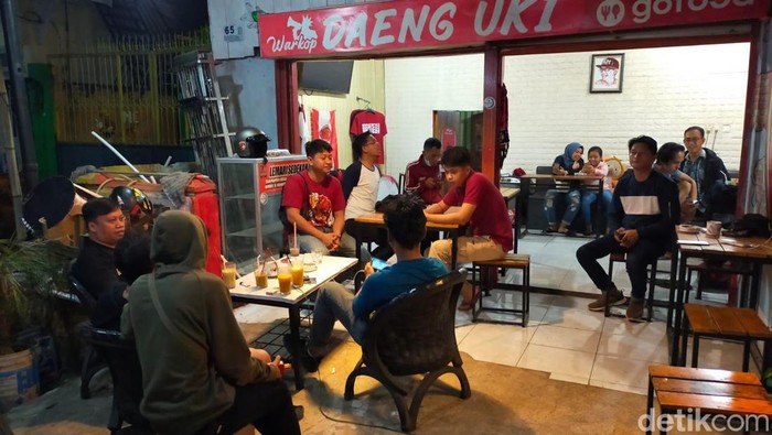 Suporter Laskar Ayam Jantan (LAJ).