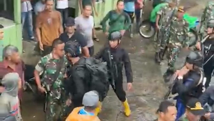 Tangkapan video viral anggota polisi dan TNI di Pidie