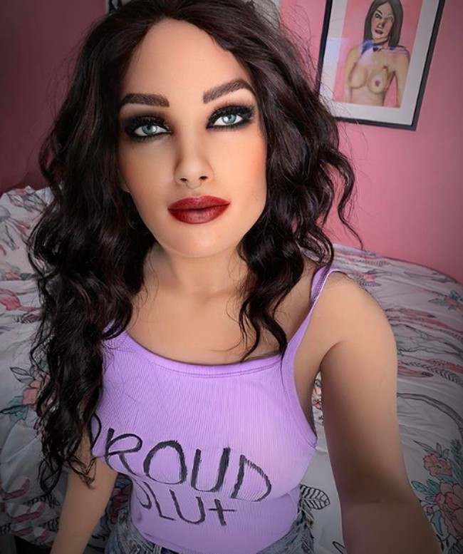 Selain punya ‘hubungan’ dengan Tasha, Tony sendiri sebenarnya sudah memiliki istri dan dua anak. Sang istri mendukung kecintaan sang suami terhadap boneka seks. Foto: dok. Instagram/@ tasha_marie_86