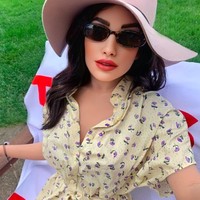 Ini salah satu posenya. Sang boneka seks tampak mengenakan kemeja floral dengan topi dan kacamata.Foto: dok. Instagram/@ tasha_marie_86