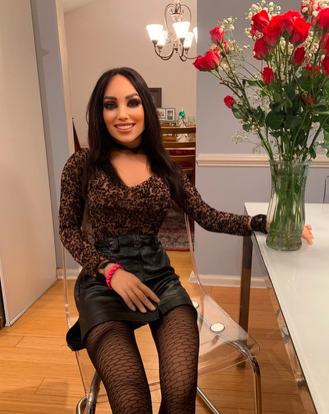 Inilah penampilan seksi Tasha. Boneka sintetis itu sekilas wujudnya seperti manusia. “Dia hidup seperti wanita sesungguhnya dan menjadi ramah dengan followersnya, seperti wanita nyata,” ungkap Tony, seperti dikutip dari Meaww. Foto: dok. Instagram/@ tasha_marie_86