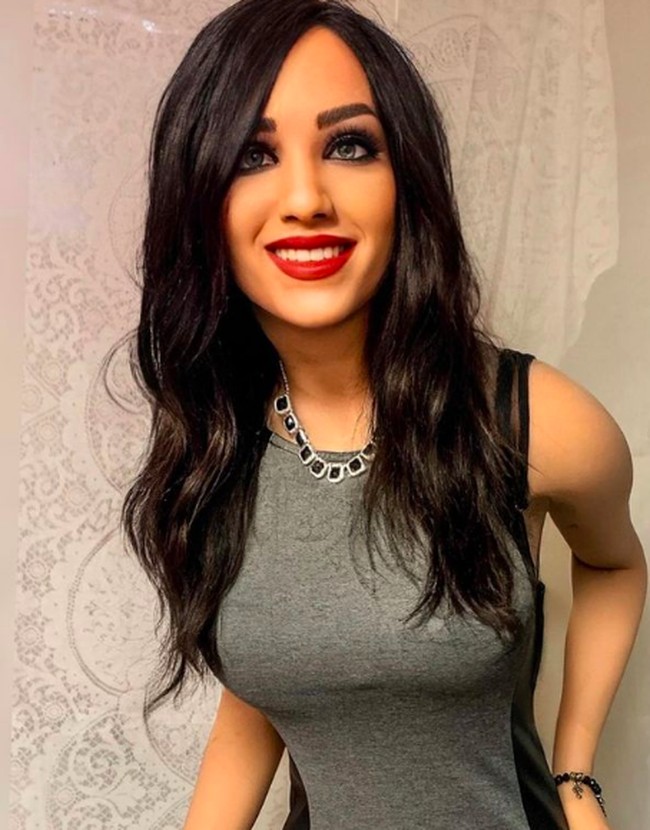 Tony membuat Tasha seperti wanita di dunia nyata. Dari foto-foto yang diunggah Tony, tampak Tasha berpose ala selebgram. Foto: dok. Instagram/@ tasha_marie_86