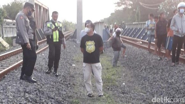 tewas tertabrak kereta lamongan