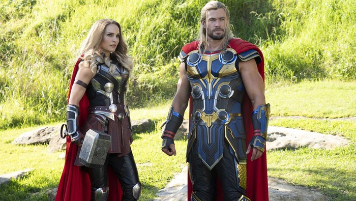 (L-R): Natalie Portman as Mighty Thor and Chris Hemsworth as Thor in Marvel Studios THOR: LOVE AND THUNDER. Photo by Jasin Boland. ©Marvel Studios 2022. All Rights Reserved.