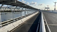 Pekerjaan konstruksi saat ini juga tengah berlangsung untuk pemasangan Pembangkit Listrik Tenaga Surya (PLTS) di tiga gerbang tol yang merupakan kerja sama program green energy bersama PT Bukit Energi Investama. Foto: Dok. Jasa Marga