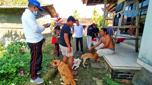 Vaksinasi rabies di Desa Tegalbadeng Barat, Kecamatan Negara, Kabupaten Jembrana, Bali, Kamis (30/6/2022).