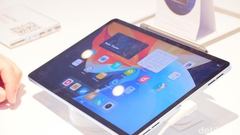 Tablet ini punya baterai 8.040 mAh dengan pengisian cepat 44W. Foto: Adi Fida Rahman/detikINET