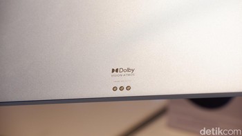Memaksimalkan pengalaman menonton diberikan empat speaker dengan amplitudo 0,7mm, dukungan Dolby Atmos dan dapat secara otomatis menyesuaikan stereo kiri dan kanan sesuai dengan orientasi layar. Foto: Adi Fida Rahman/detikINET