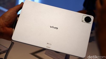 Pinggiran bodinya dibuat datar dengan ketebalan hanya 6,55 mm. Bobotnya 489 gram. Foto: Adi Fida Rahman/detikINET