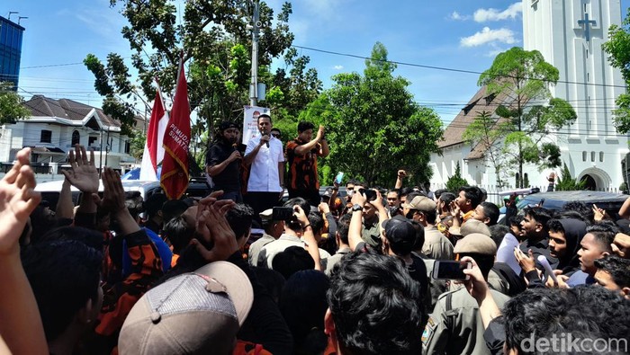 Wagubsu Musa Rajekshah menjumpai pada pendemo.
