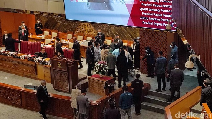 Wakil Ketua Banggar DPR Muhidin Said ambruk di Paripurna DPR (Nahda Rizki Utami/detikcom).