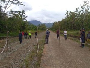 Lahan Diserobot Perusahaan, Warga di Luwu Blokir Jalan Pakai Kawat Berduri