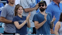 Hingga menyaksikan pertandingan Dodgers yang merupakan favorit mereka. (Foto: Getty Images/Jerritt Clark)