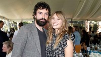 Pernikahan Elizabeth Olsen dan Robbie Arnett sendiri tak terlalu mengejutkan buat fans. Keduanya sudah lama pacaran. (Foto: Getty Images for The Rape Founda/Tibrina Hobson)