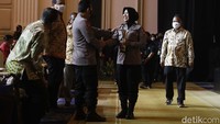 Kapolri Jenderal Listyo Sigit Prabowo menyalami Aipda Rohimah.