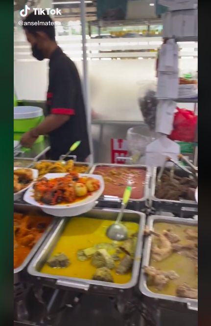 Ajak driver ojol makan bareng di restoran Padang