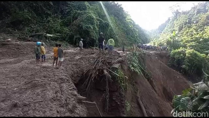 Akses jalan di Mamuju tertimbun longsor.