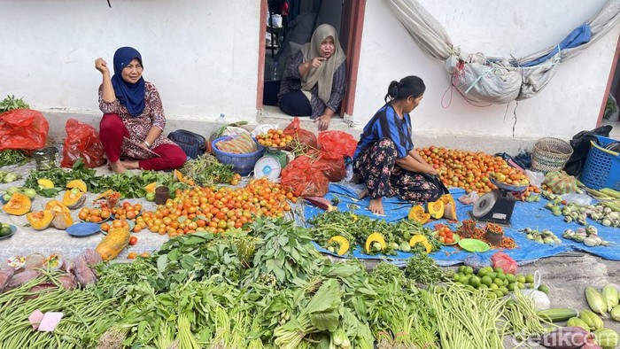 Aktivitas pedagang menjual cabai di pasar. (Muhclis Abduh/detikSulsel)