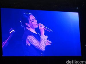 Andien Bius Ribuan Pasang Mata di Prambanan Jazz: I Love You So Much!