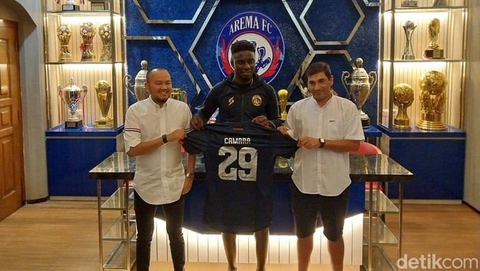 Arema FC memperkenalkan striker asing yang ditunggu-tunggu. Ia yakni Abel Camara.