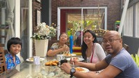 Ia selalu memasak makanannya sendiri. Di Instagramnya pun banyak momen makan bersama keluarga ketika di rumah. Foto: Instagram @Asri_welas