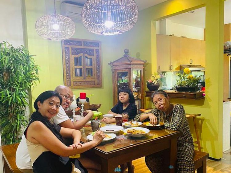 Asri Welas Turun BB 30 Kg, Ini Momennya Saat Makan Bareng Keluarga di Rumah