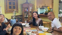 Momen makan sayurnya juga terlihat pada foto yang satu ini. Selain sayuran, Asri Welas juga menyajikan daging untuk sumber protein. Foto: Instagram @Asri_welas