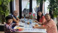 Menu makannya pun selalu berubah-ubah setiap hari. Seperti pada momen ini, Asri Welas menyajikan menu spaghetti dengan saus bolognese. Foto: Instagram @Asri_welas