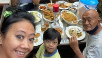 Kalau yang satu ini adalah momen sarapan bersama dengan keluarga. Kali ini menunya adalah bihun goreng dan gorengan. Foto: Instagram @Asri_welas
