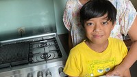 Ada pula momen Asri Welas membuat donat kentang bersama anaknya. Ia mengatakan donat kentangnya itu dibuat dengan resep dari ibunya. Foto: Instagram @Asri_welas