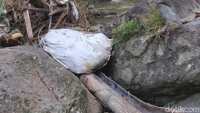 Bangkai kambing terbungkus karung plastik di temukan di sungai Sedoyen, Semarang.