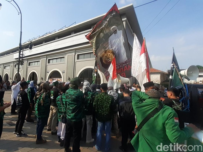 Bangunan Holywings yang sudah ditutup digeruduk massa, Semarang, Jumat (1/7/2022). Bangunan Holywings yang sudah ditutup digeruduk massa, Semarang, Jumat (1/7/2022).